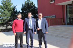 Balról-jobbra Burdur provincia AFAD vezetője, a provincia pénzügyeiért felelős kormányzati helyettes vezető és Aglasun polgármestere.