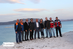 A magyar delegáció a Salda tó partján az AFAD munkatársaival,  az illetékes polgármesterrel  és regionális természetvédelmi igazgató-helyettessel.